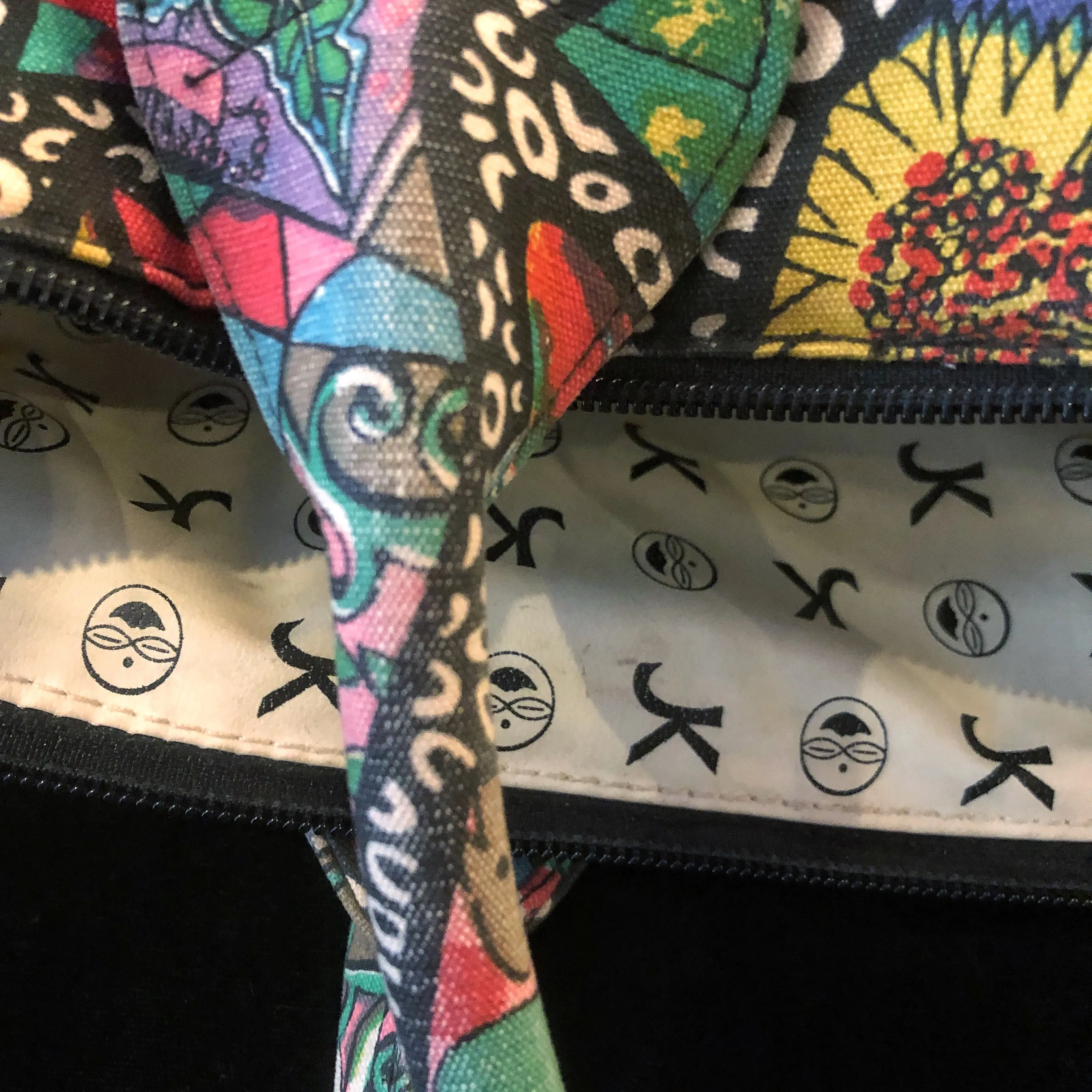 A VINTAGE 1980s JENNY KEE PRINTED CANVAS TOTE
