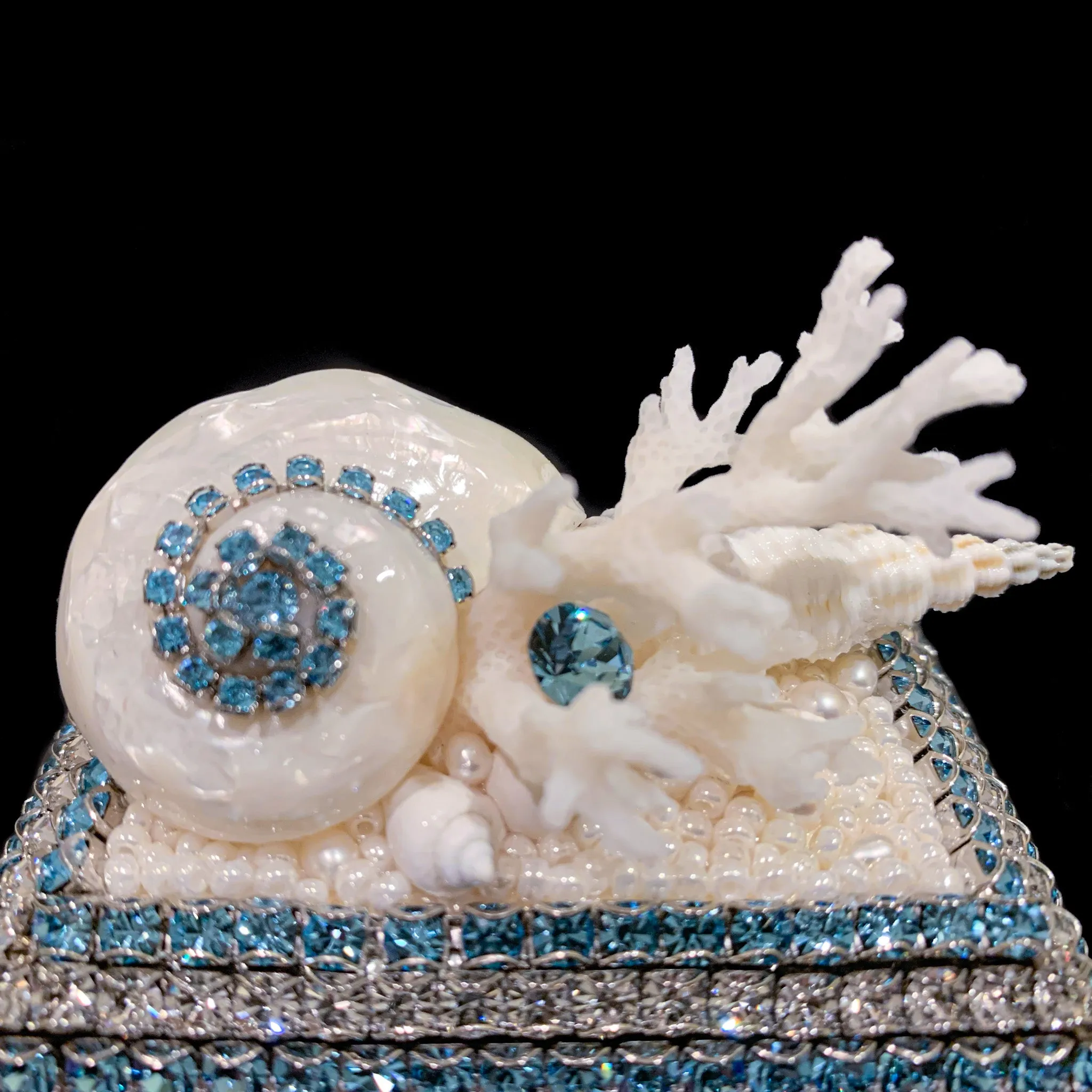 Aquamarine Shell Cluster Ring Box Featuring Premium Crystal