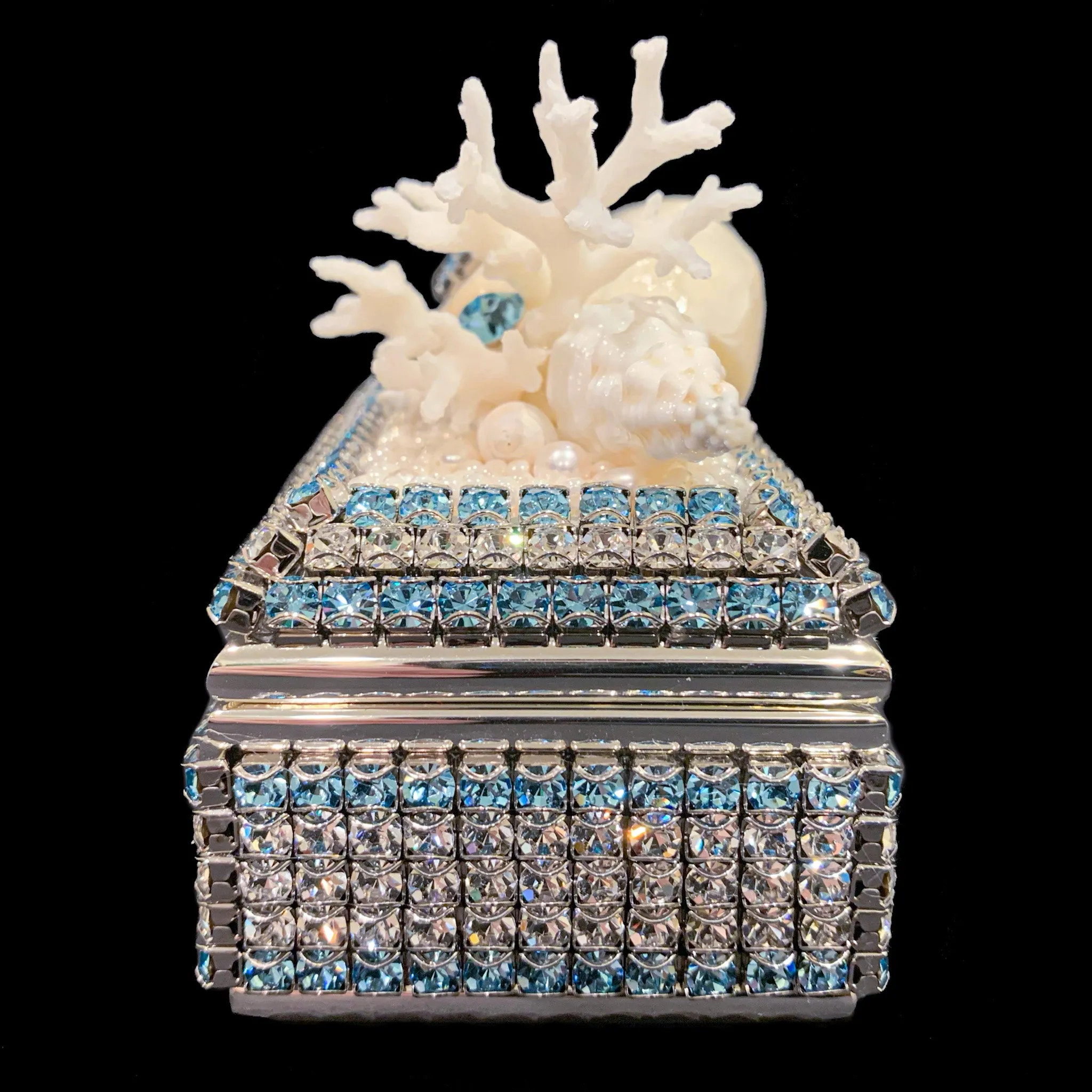 Aquamarine Shell Cluster Ring Box Featuring Premium Crystal