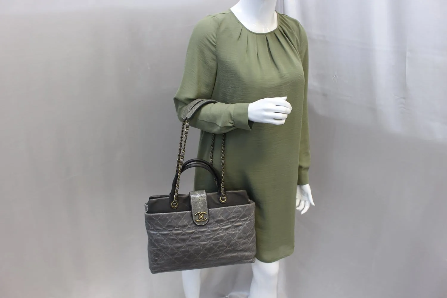 CHANEL Grey Quilted Calfskin Leather Stingray Bindi CC Shopper Tote Bag