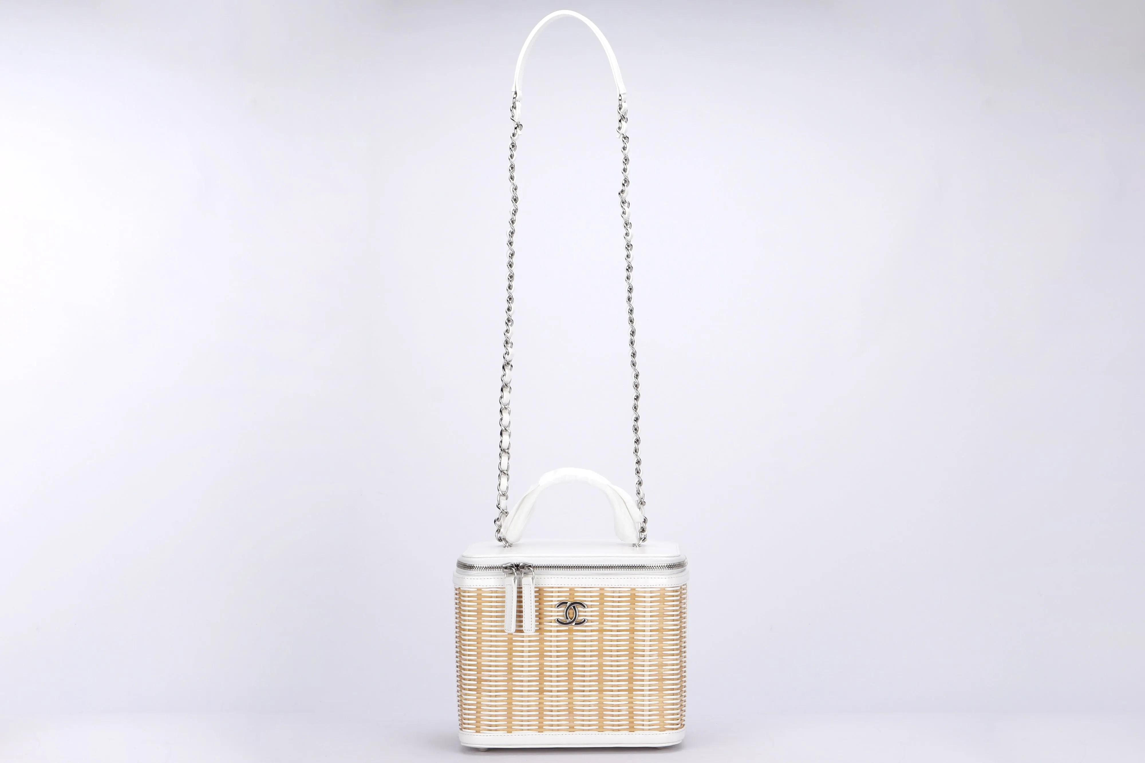 CHANEL VANITY CASE (2918xxxx) SMALL SIZE, WHITE LEATHER & RATTAN, SILVER HARDWARE, WITH CARD, DUST COVER & BOX