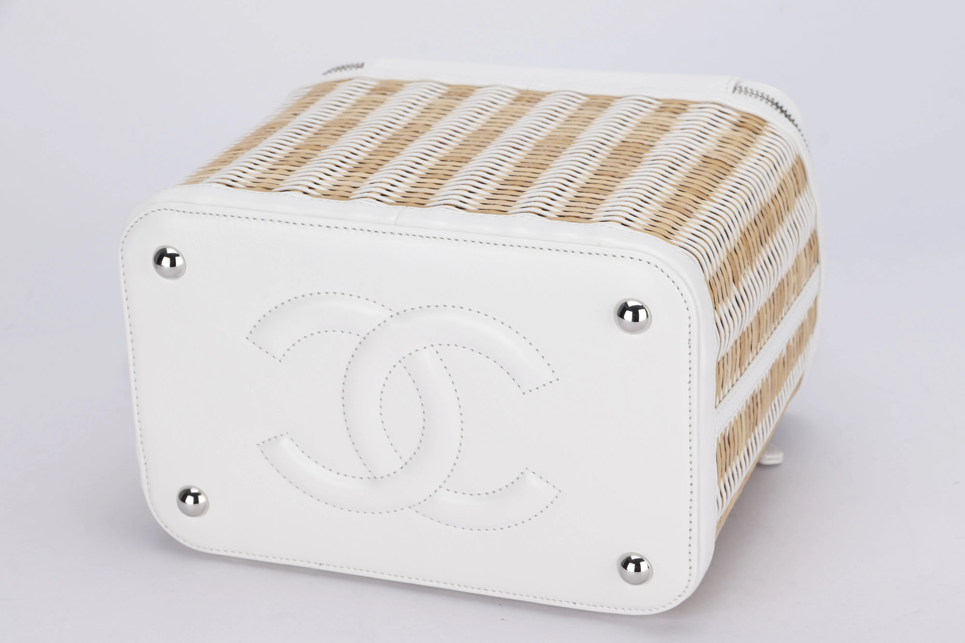 CHANEL VANITY CASE (2918xxxx) SMALL SIZE, WHITE LEATHER & RATTAN, SILVER HARDWARE, WITH CARD, DUST COVER & BOX