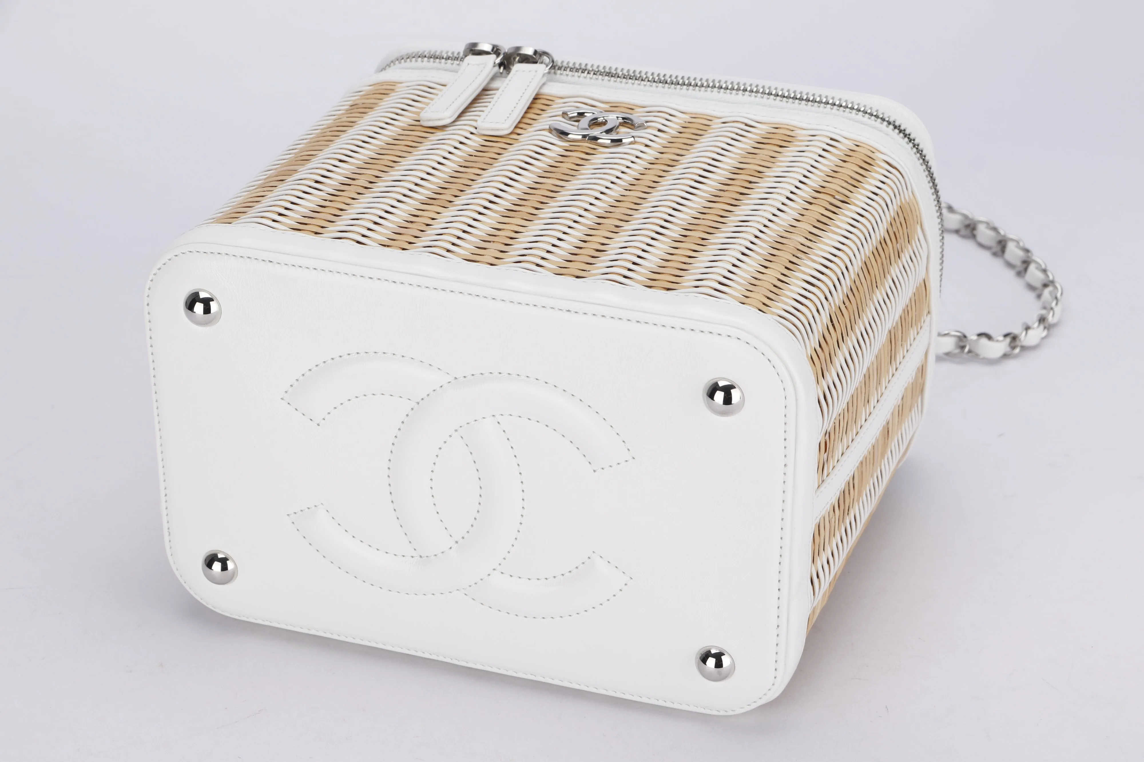CHANEL VANITY CASE (2918xxxx) SMALL SIZE, WHITE LEATHER & RATTAN, SILVER HARDWARE, WITH CARD, DUST COVER & BOX
