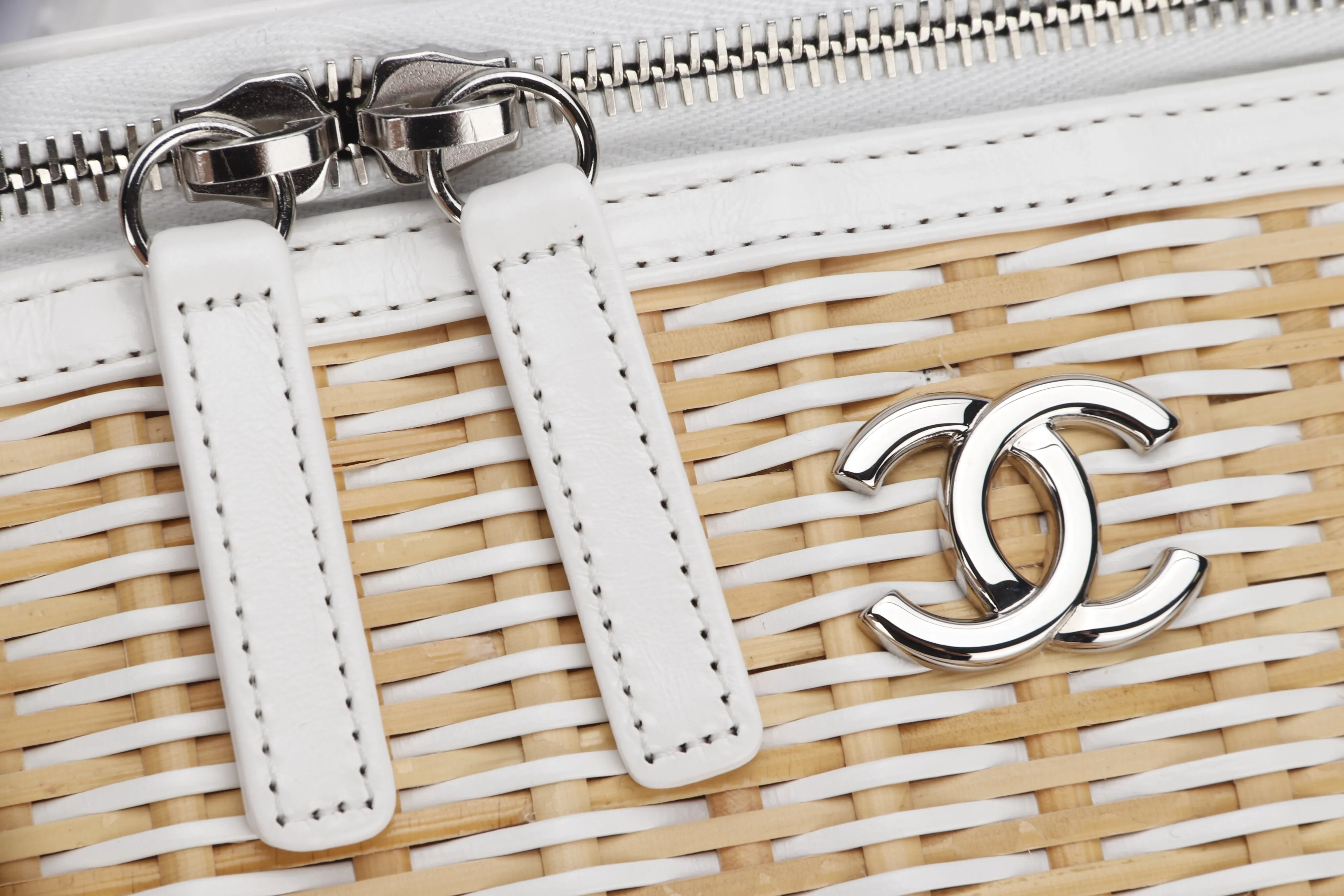 CHANEL VANITY CASE (2918xxxx) SMALL SIZE, WHITE LEATHER & RATTAN, SILVER HARDWARE, WITH CARD, DUST COVER & BOX