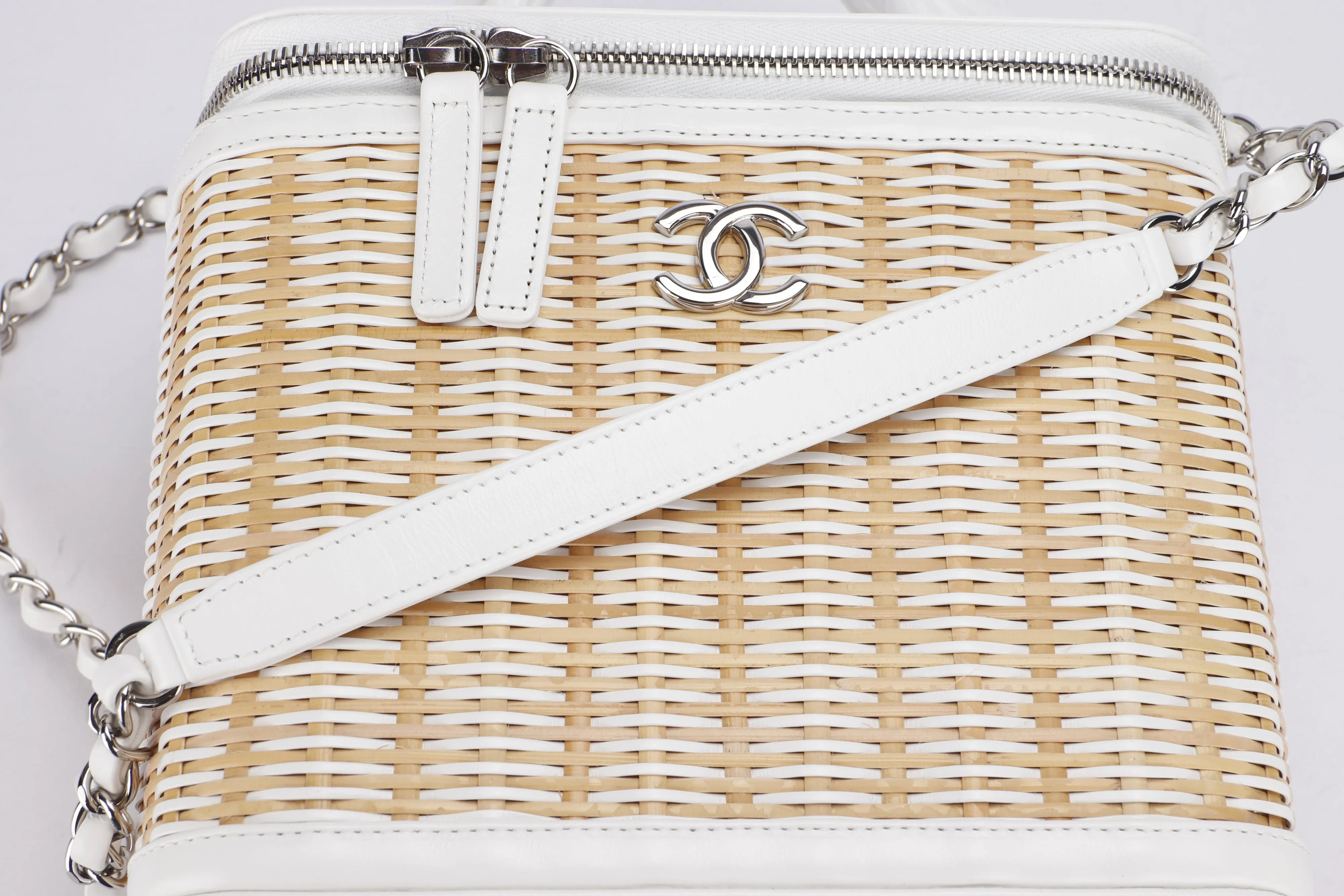 CHANEL VANITY CASE (2918xxxx) SMALL SIZE, WHITE LEATHER & RATTAN, SILVER HARDWARE, WITH CARD, DUST COVER & BOX
