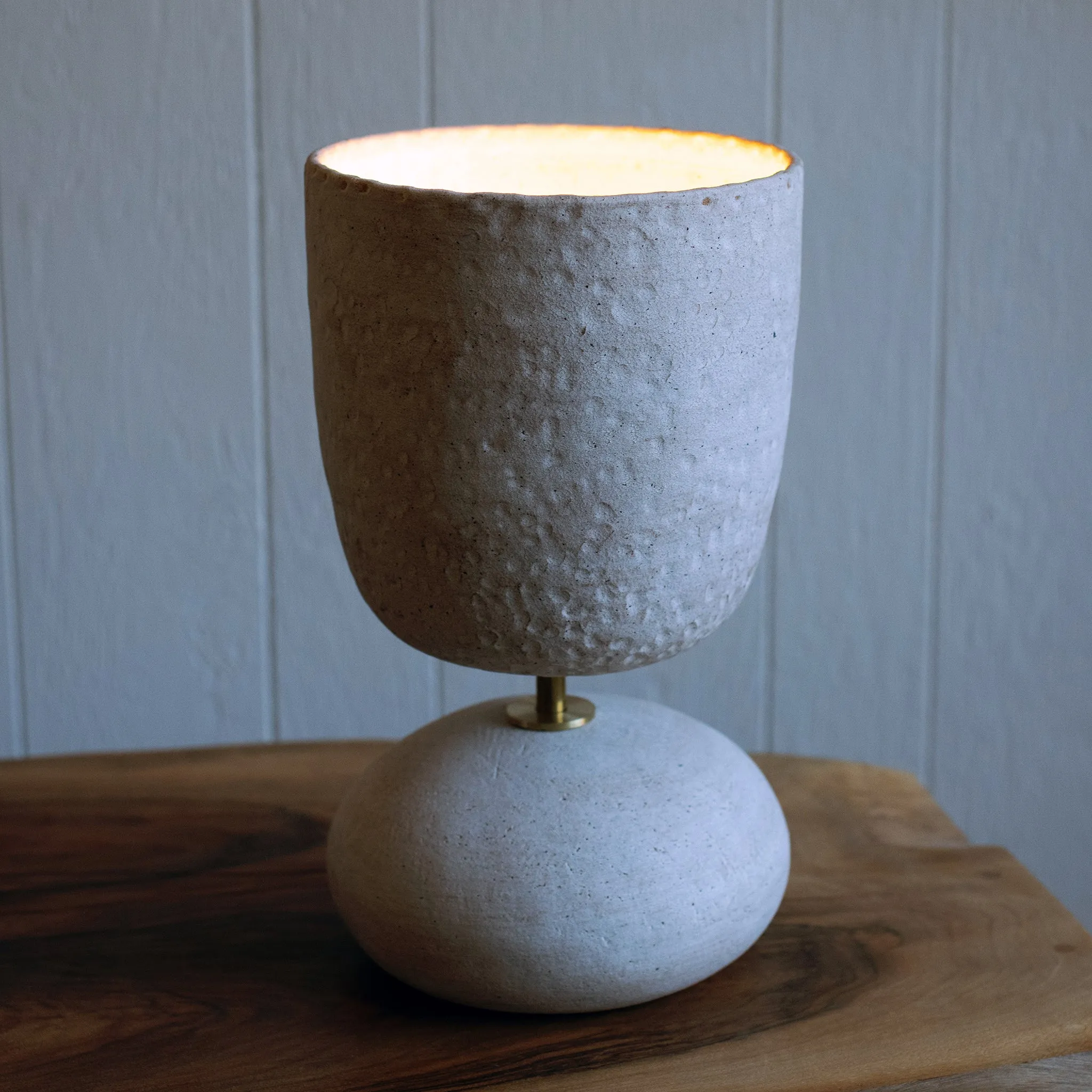Lantern Rnd Hamm: White w/Rock Base