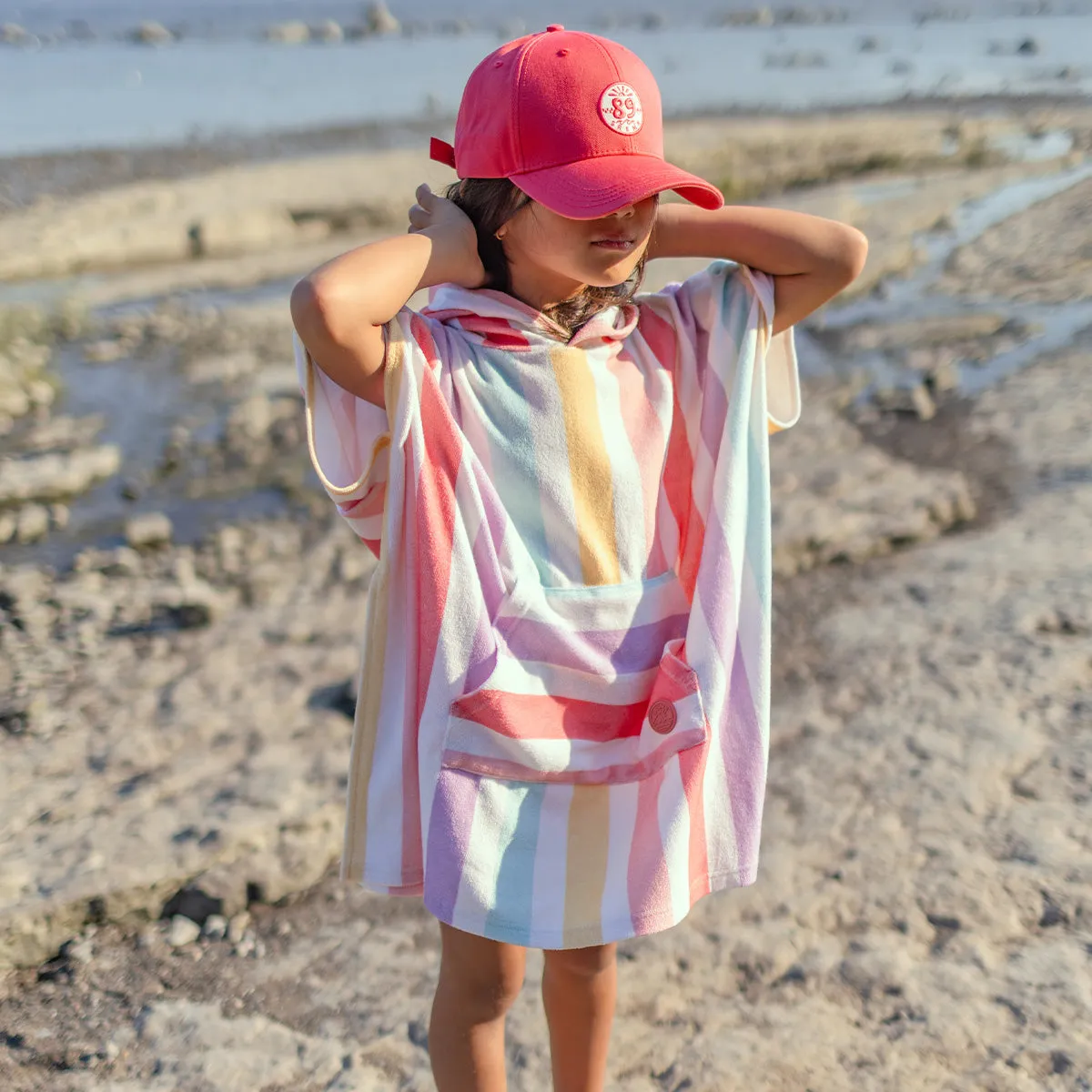 Poncho de plage crème à rayures colorées, enfant  || Cream beach poncho with colorful stripes, child