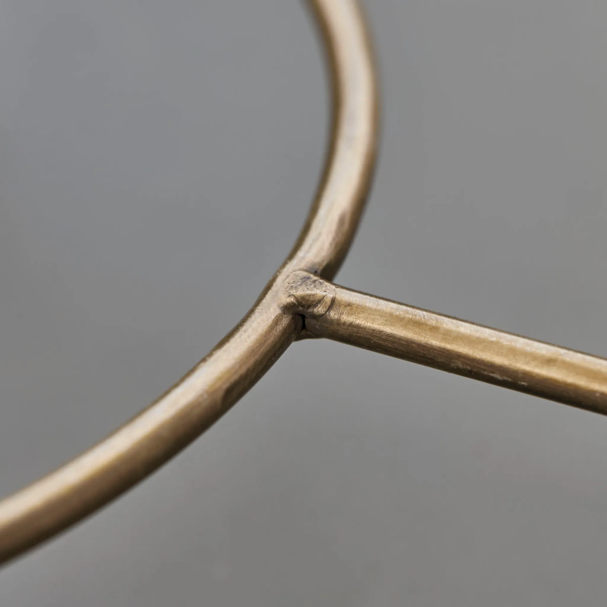 Tallerkenopsats med tre etager - Antik messingfinish