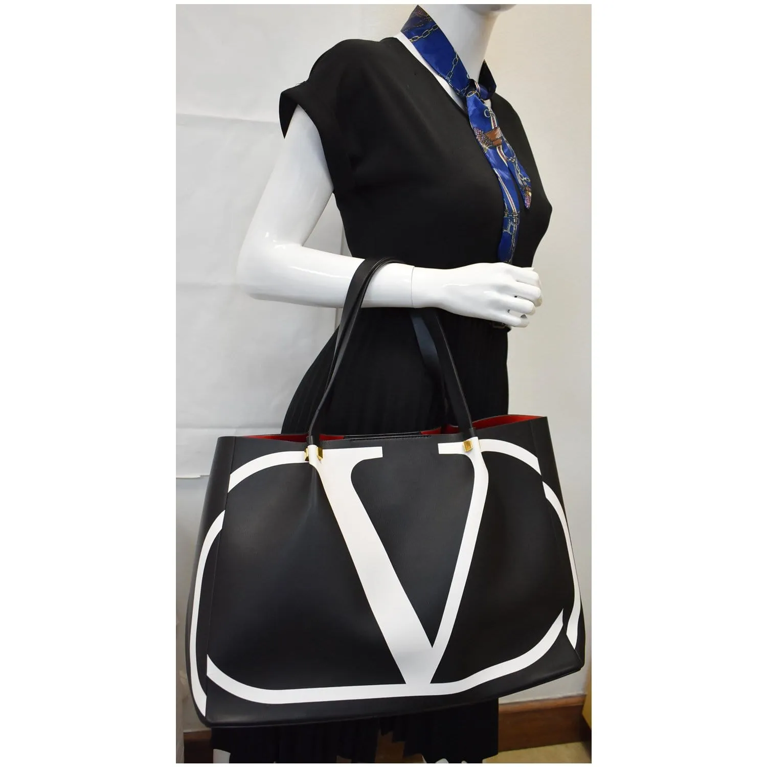 VALENTINO Sac Medium Shopping V Logo Escape Leather Tote Bag Black