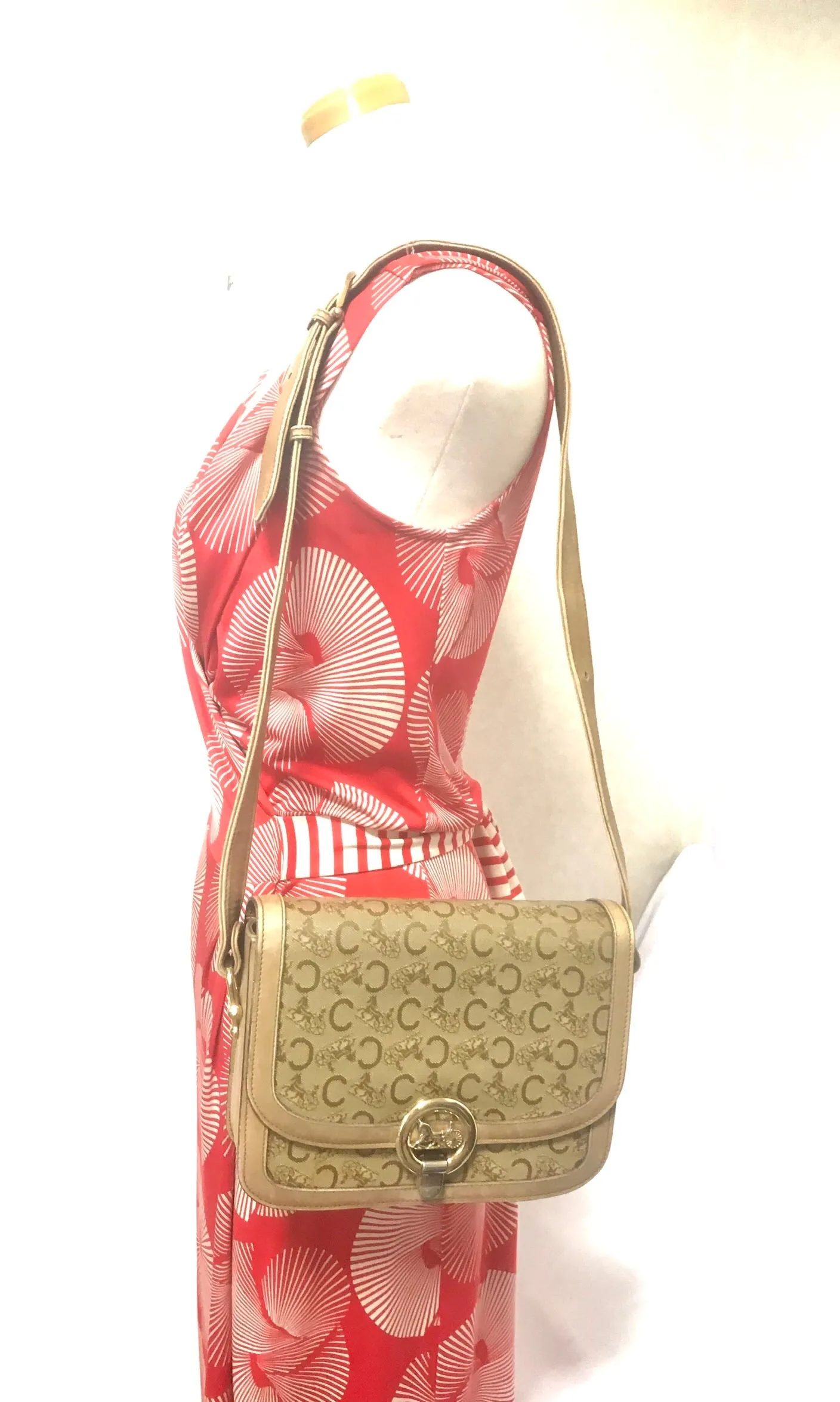 Vintage Celine beige macadam and blason pattern classic shoulder bag with golden logo motifs. Diffusion line. 050316r3