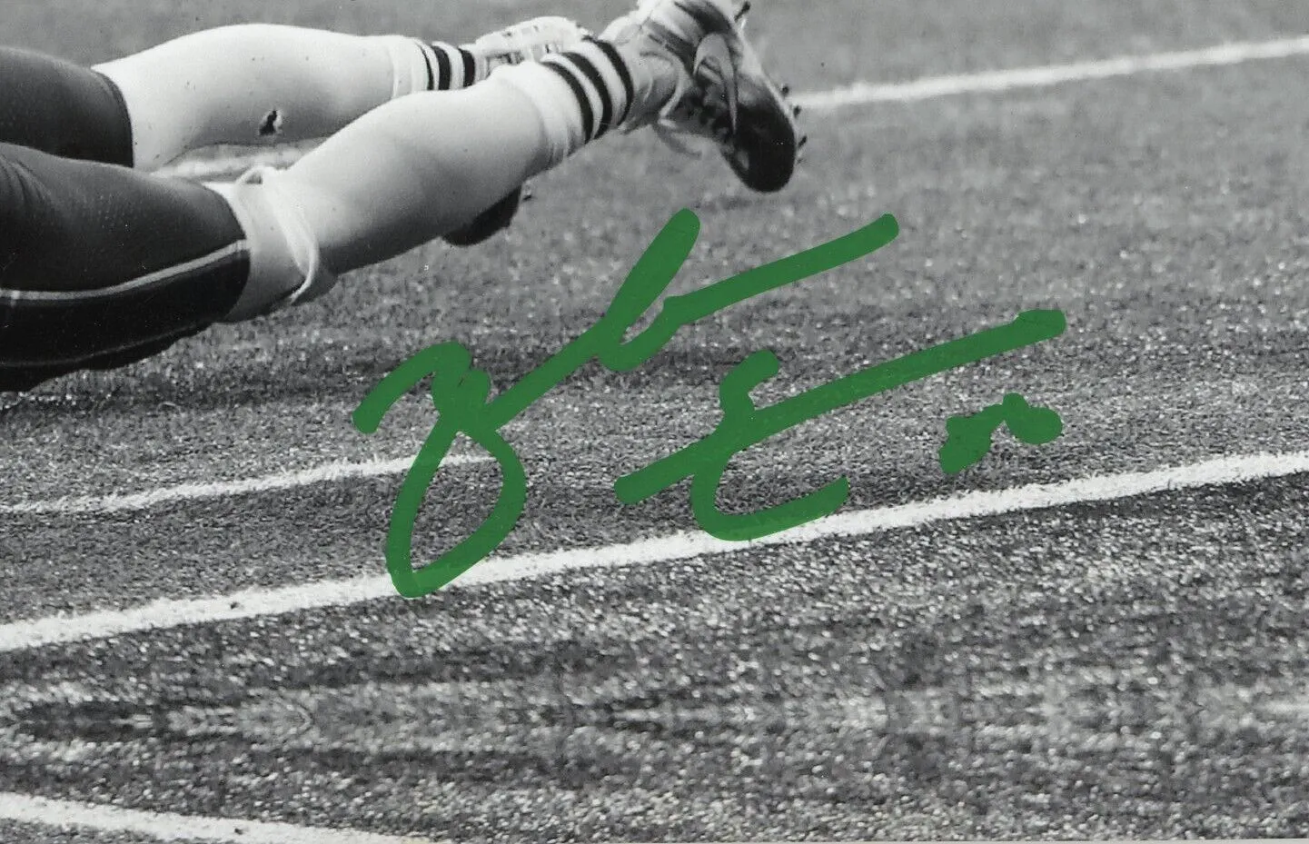 Zach Ertz Signed Philadelphia Eagles Unframed 8x10 NFL Spotlight Photo - SB Dive
